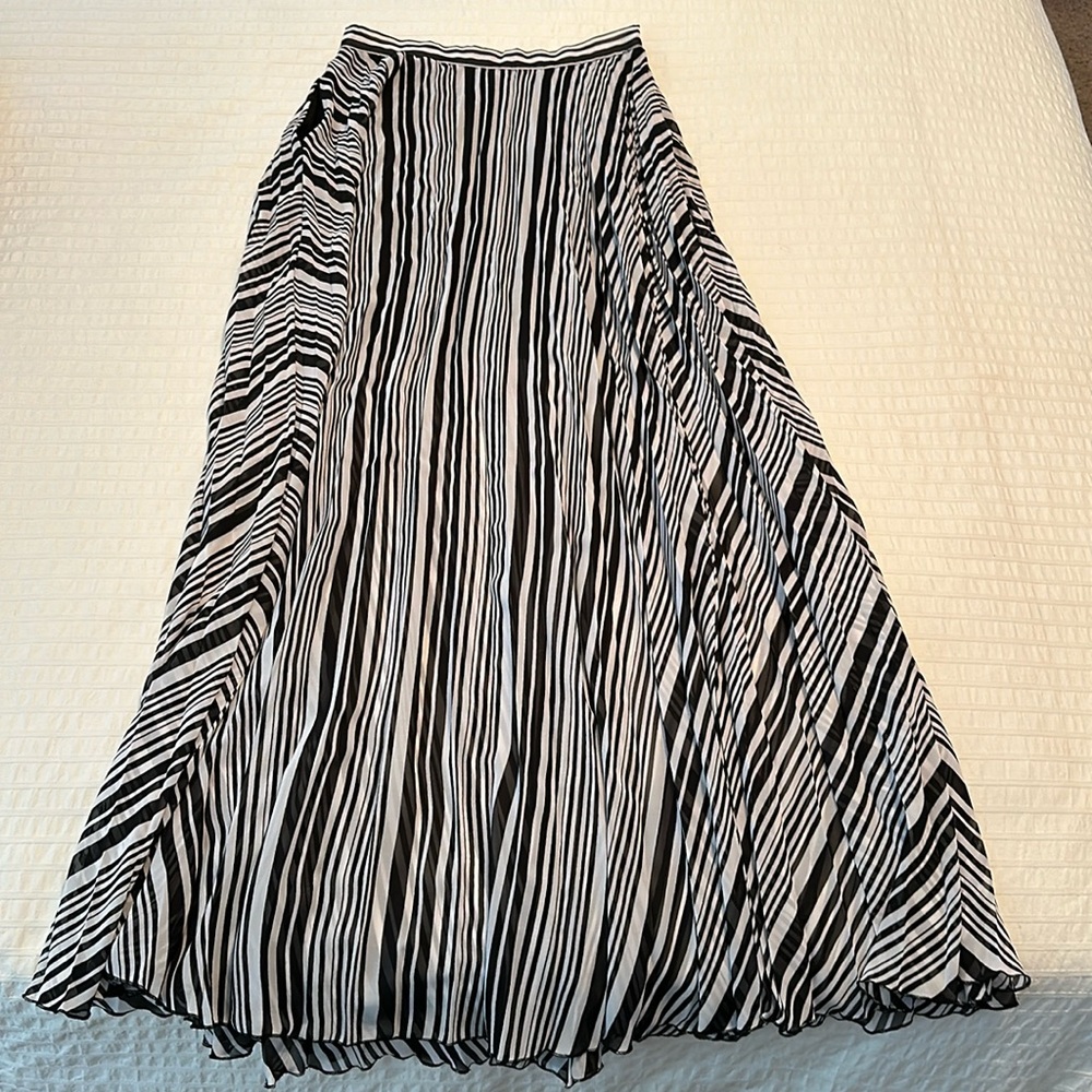 Bebe striped Long skirt with pockets. Small